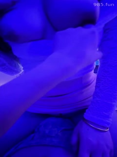 【原创首发认证】去姐姐的足浴店照顾她生意,半个月没操她,包间内撩的她欲火焚身,一线天美穴一碰全是水,顶尖大奶疯狂摇晃!排卵期反抗也要内射,你们说我姐在这上班会跟别人也这么操么!